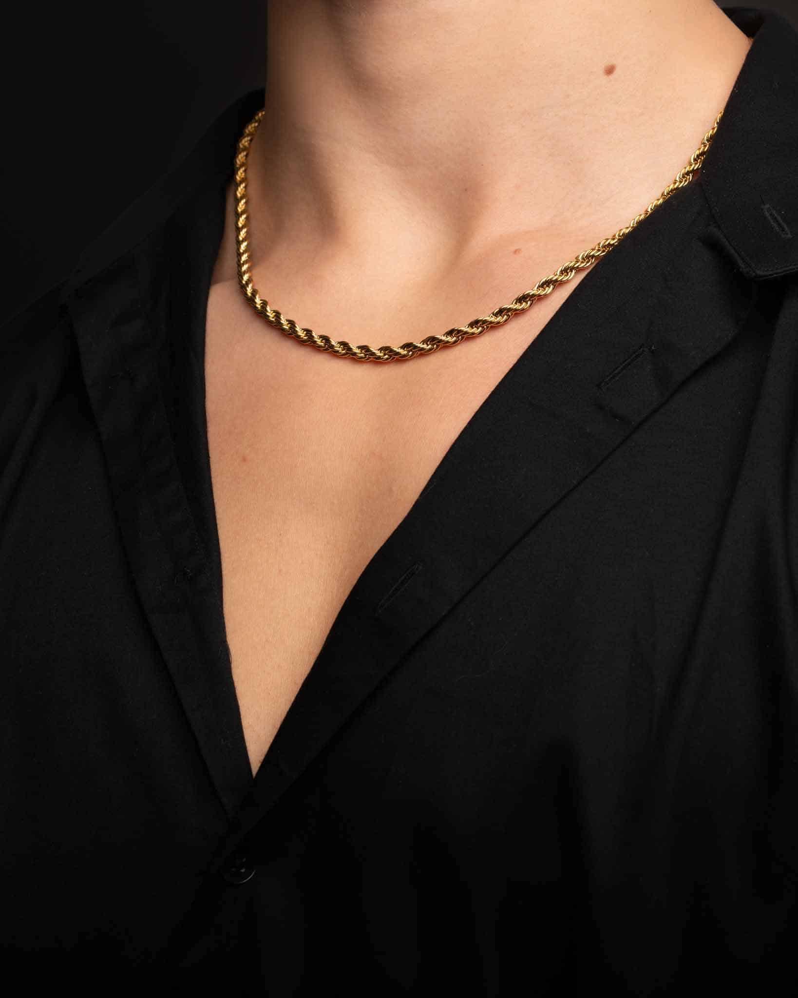 Man bär Cordell kedja guld 5mm – maskulint herrsmycke i skandinavisk design