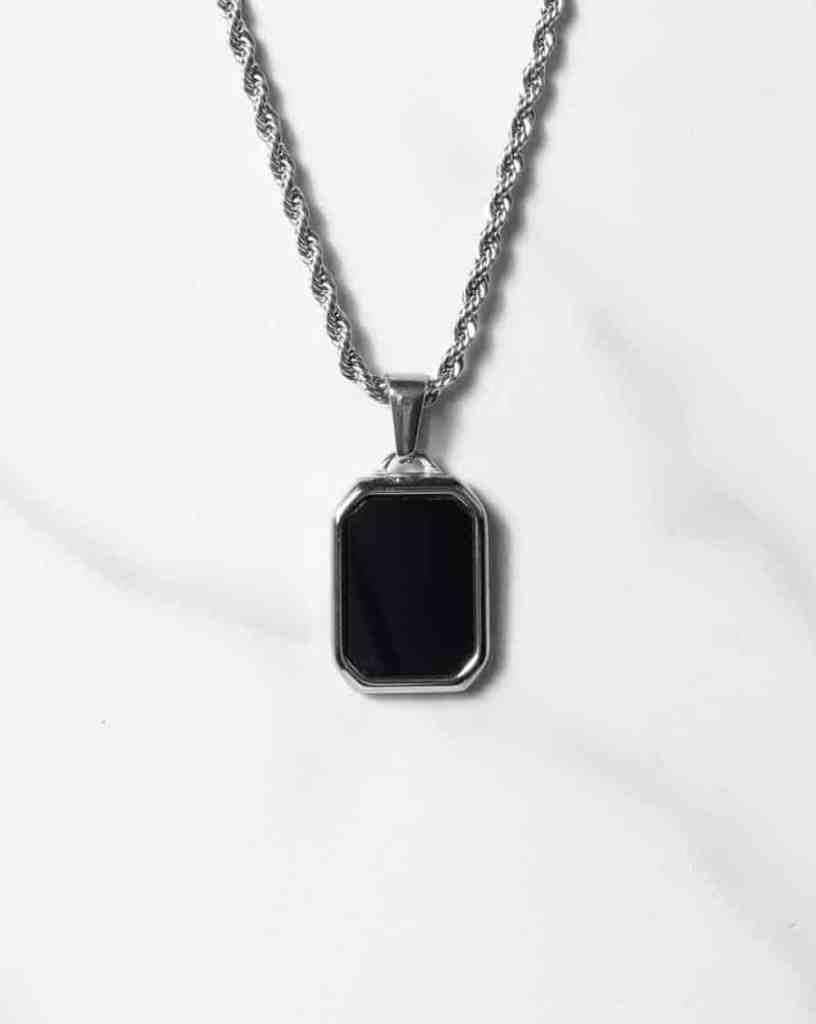 Silverhalsband med cordellkedja och ett rektangulärt svartonyx hänge