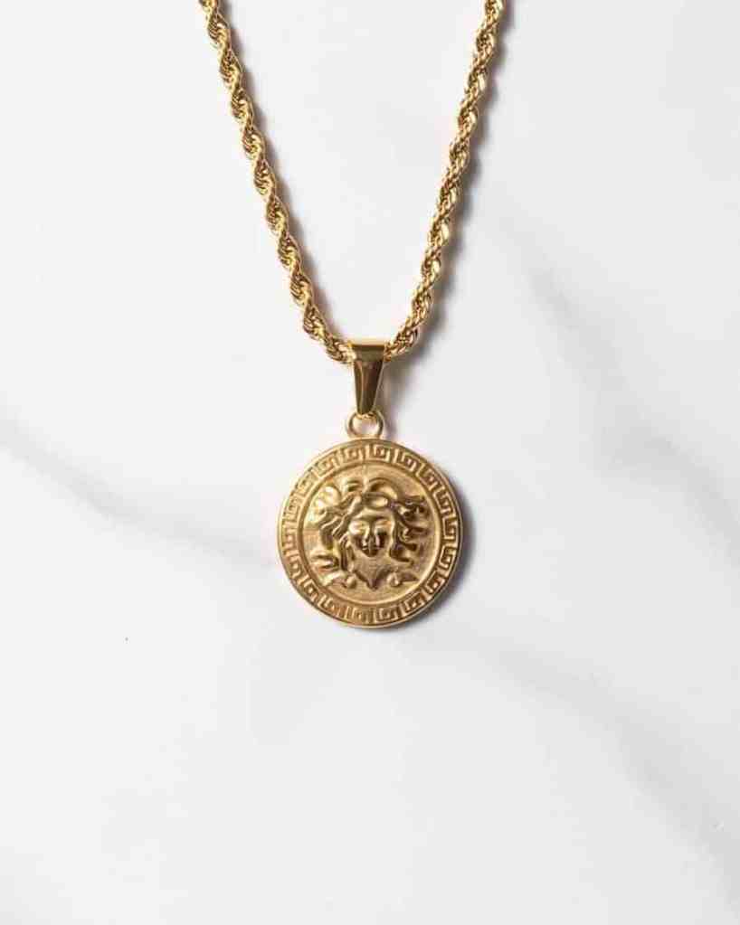 Halsband i guld med medusa hänge