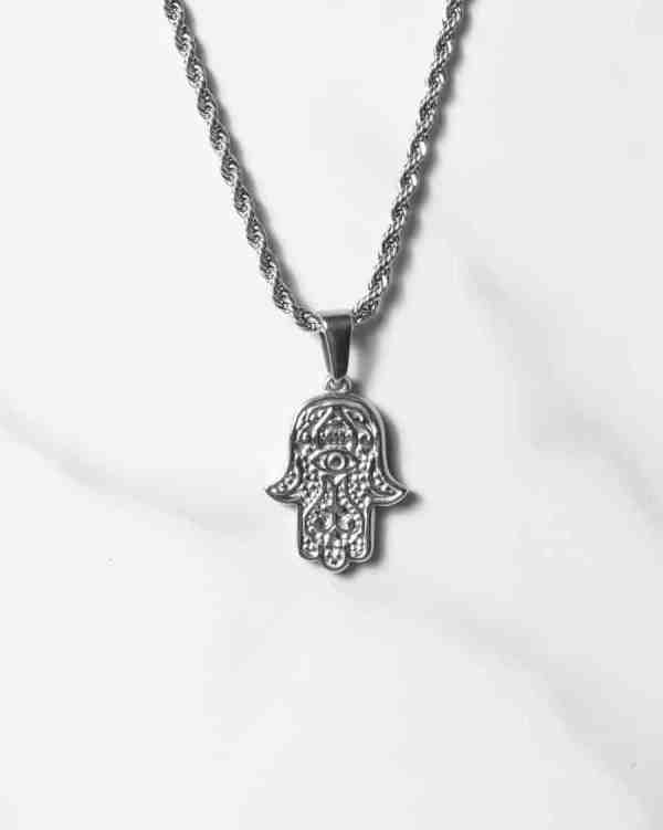 Fathimas Hand Silver – silverhalsband för herr från KAGAMI